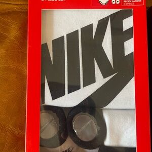 Nike Newborn Set in White and Black